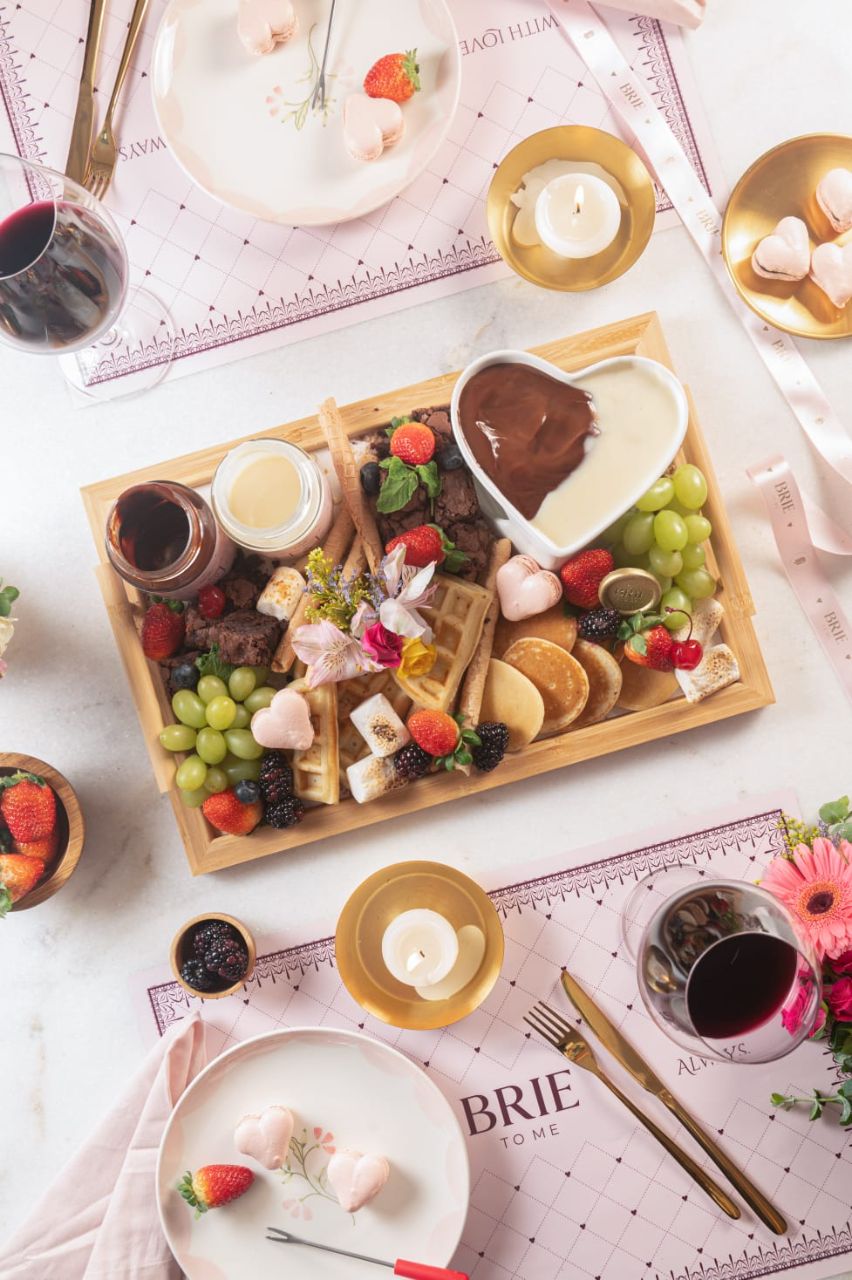 Tábua romântica com fondue de chocolate Brie To Me